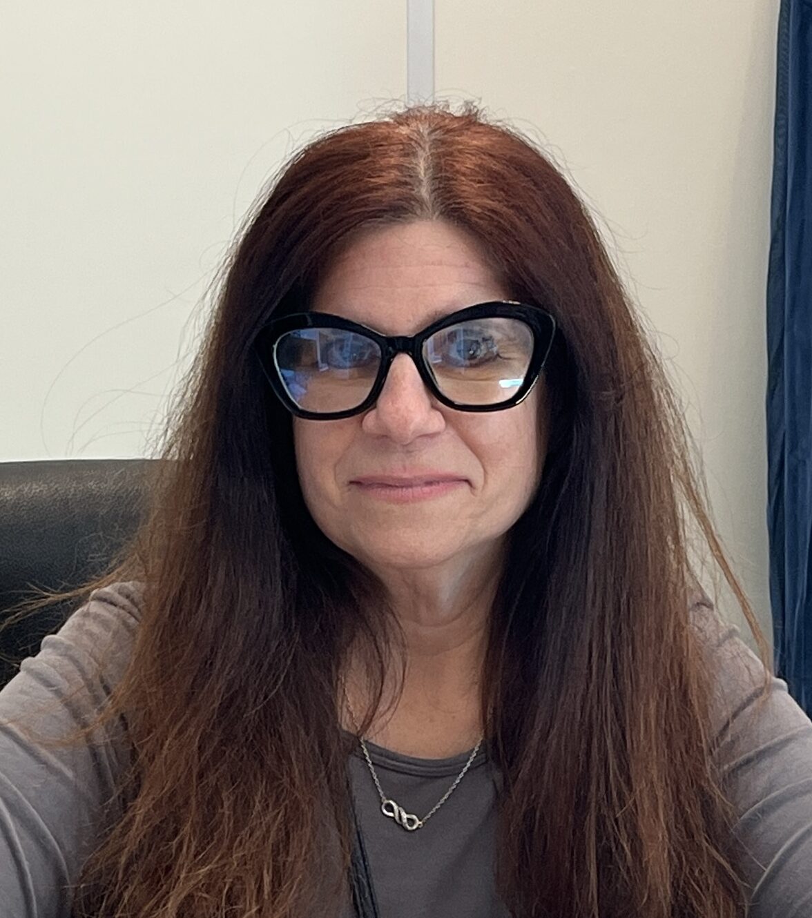A picture of a woman wearing glasses
